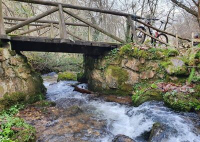 Puente de madera en ruta en bici por los caminos del Osu