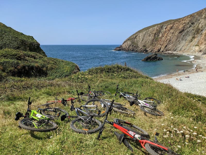 Bicicletas en la ruta por la rasa costera asturiana en cibi